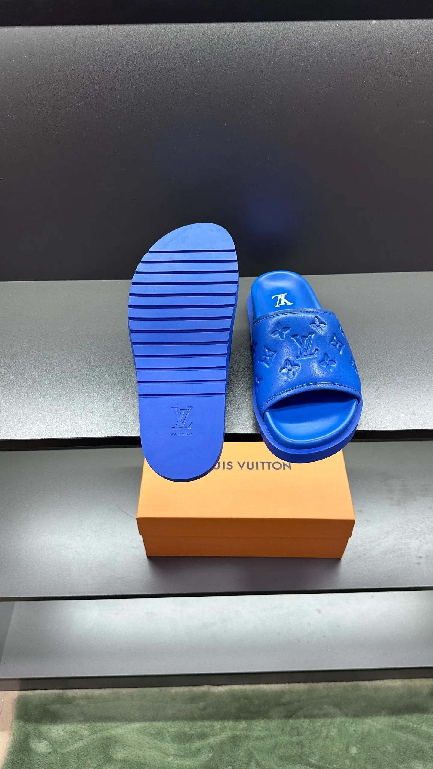 [L Home] P: 300💰Size: 38-45 Top purchasing lv men's summer slippers, classic presbyopia with soft real leather lining, unique color splicing effect, distinctive personality, fashionable and trendy essential style, light and comfortable. Lightweight and tough rubber insole, micro ridged foam outsole, super comfortable!